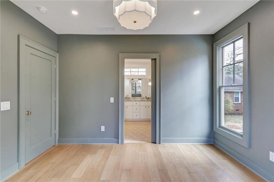 Spacious, unfurnished interior of a new home in , Gainesville (Image 17).