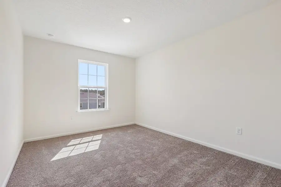 Spacious, unfurnished interior of a new home in Hawkes Meadow, Jacksonville (Image 29).