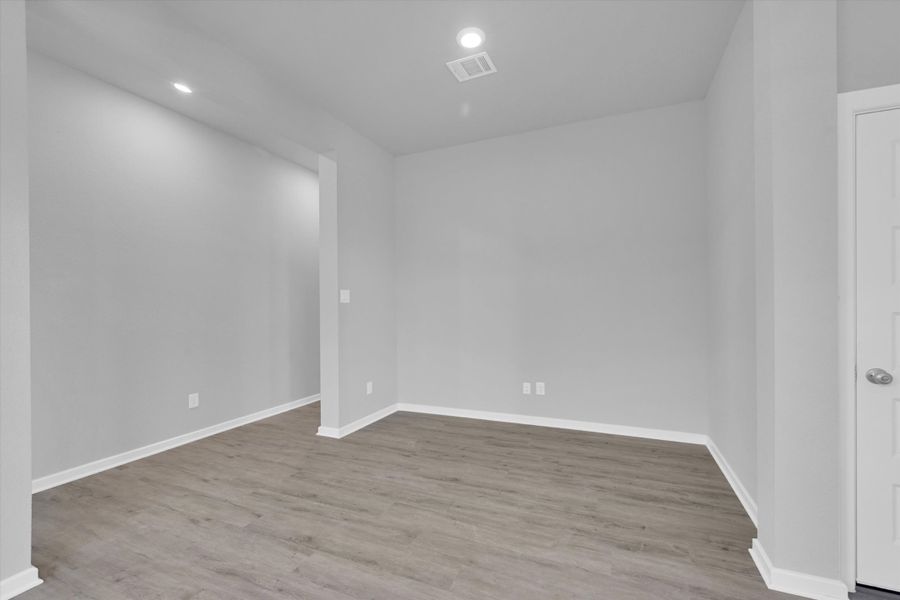 Spacious, unfurnished interior of a new home in Sunterra 40, Katy (Image 16).