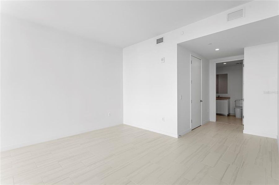 Spacious, unfurnished interior of a new home in , St. Petersburg (Image 38).