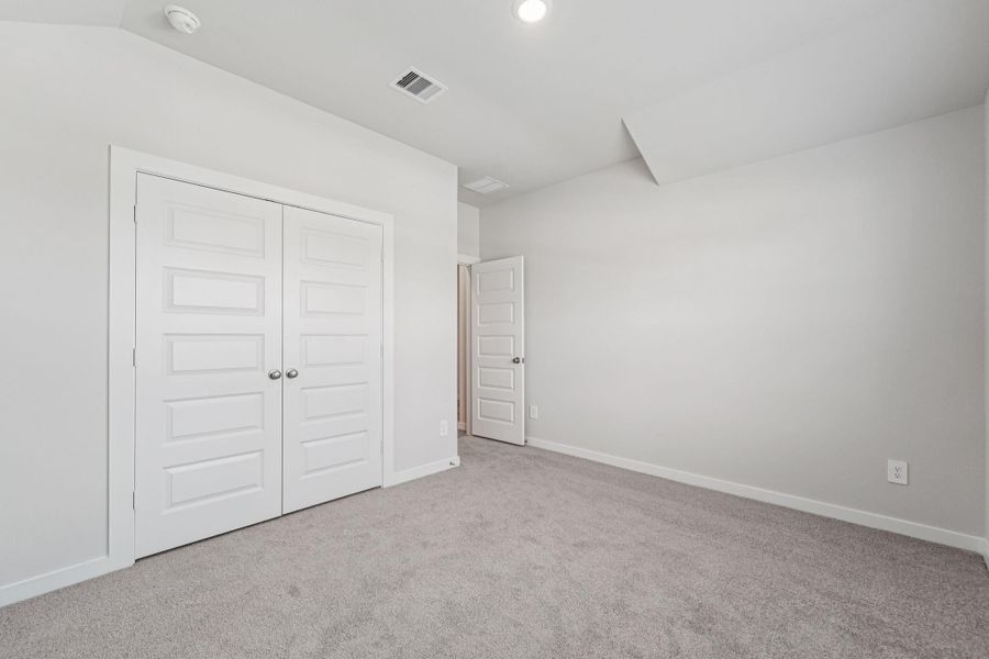 Spacious, unfurnished interior of a new home in Stewart's Ranch, Conroe (Image 36).