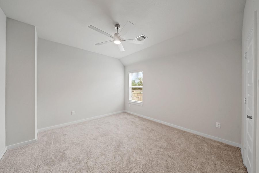 Spacious, unfurnished interior of a new home in Barton Creek Ranch, Conroe (Image 16).