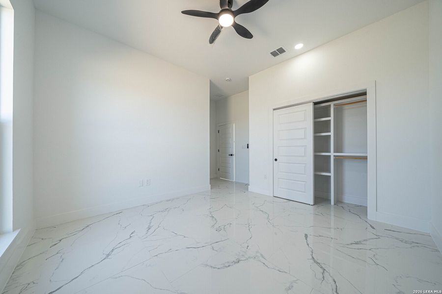 Spacious, unfurnished interior of a new home in , La Vernia (Image 33).