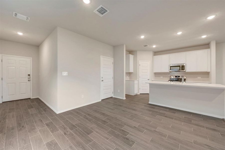 Spacious, unfurnished interior of a new home in Heritage, Dripping Springs (Image 21).