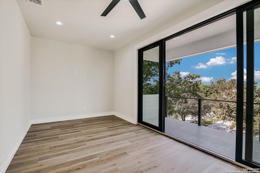Spacious, unfurnished interior of a new home in , Kingsland (Image 31).