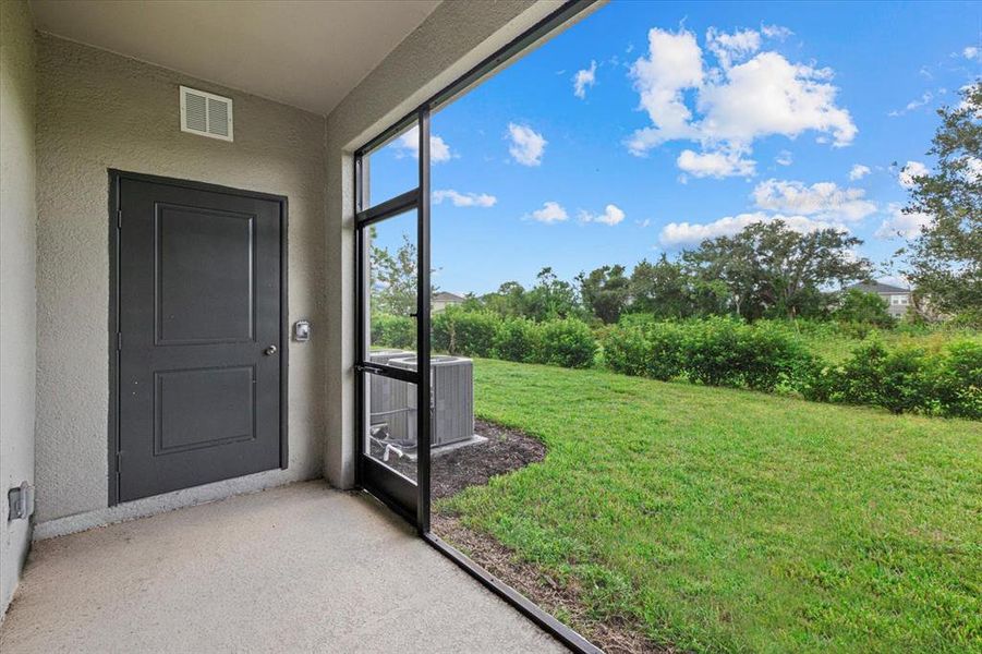 Exterior details and patio area of a home in , Lakewood Ranch (Image 4).