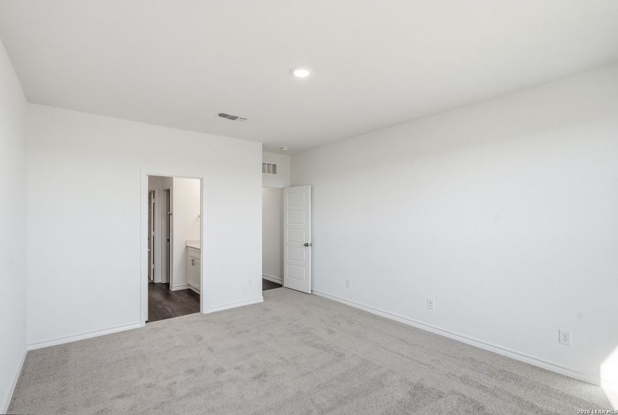 Spacious, unfurnished interior of a new home in Nopal Valley, San Antonio (Image 15).