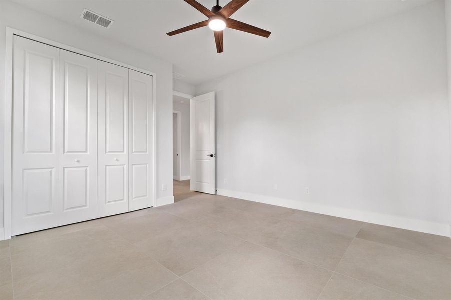 Guest Bedroom 04