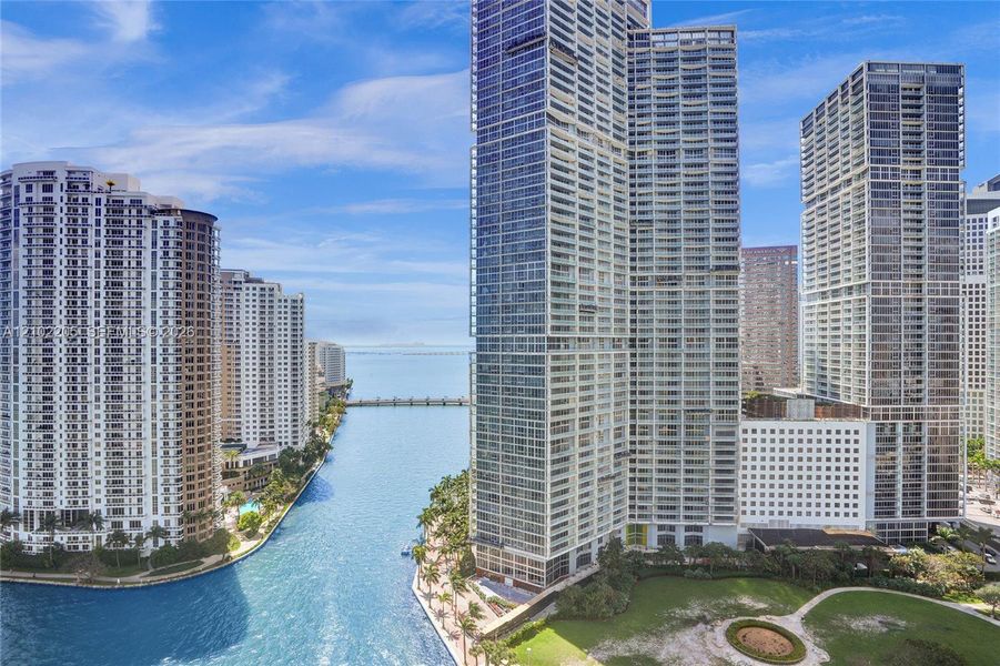 Condo located in Miami, FL showcasing its design and architecture (Image 24).