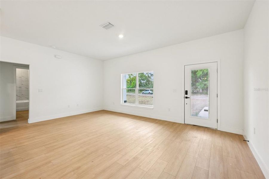 Spacious, unfurnished interior of a new home in , Ocklawaha (Image 21).