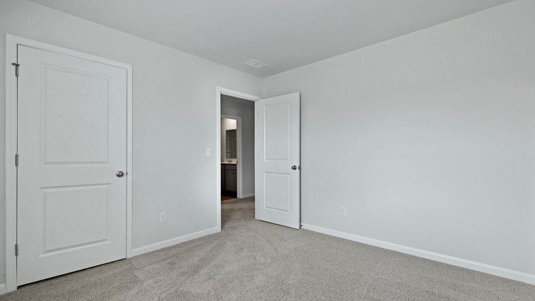 Spacious, unfurnished interior of a new home in Carolina Groves, Moncks Corner (Image 32).