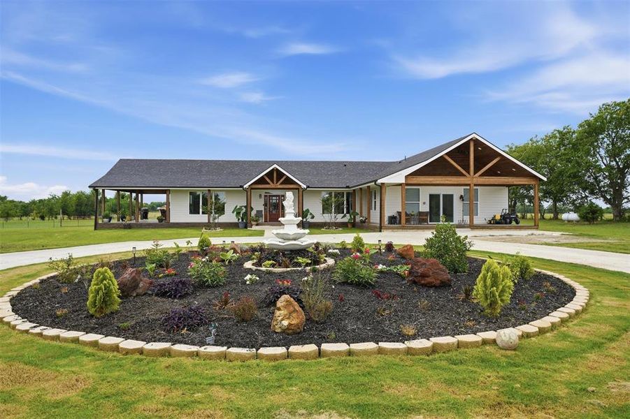 Circular Drive with Landscaping Circular Drive with Landscaping