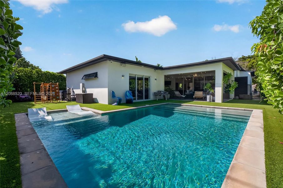 Exterior details and patio area of a home in , Miami (Image 22).