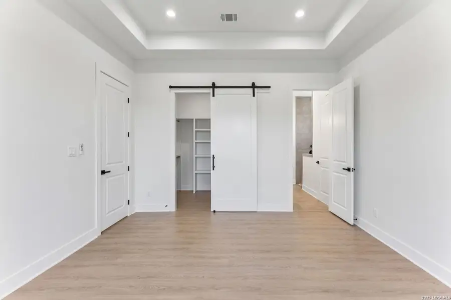 Spacious, unfurnished interior of a new home in , Canyon Lake (Image 19).