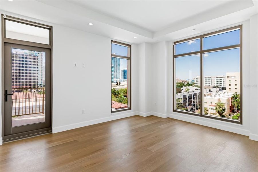 Spacious, unfurnished interior of a new home in , St. Petersburg (Image 39).