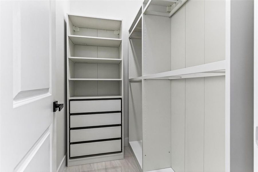 Primary bedroom - walk in
