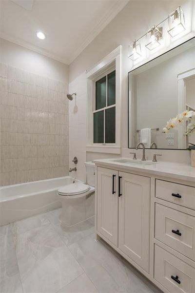 En-suite bath in secondary bedroom.