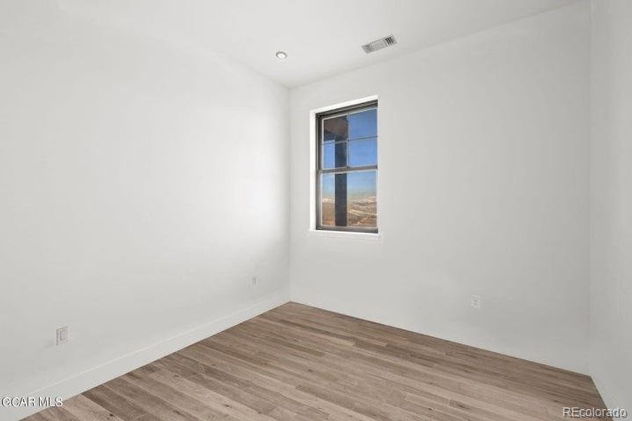 Spacious, unfurnished interior of a new home in , Granby (Image 21).