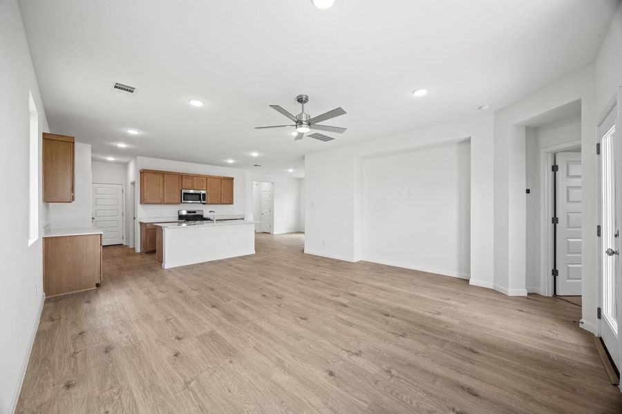 Spacious, unfurnished interior of a new home in Trinity Ranch, Elgin (Image 48).