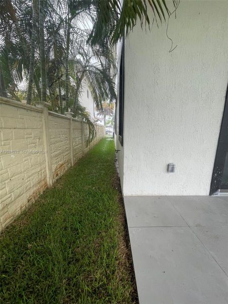 Exterior details and patio area of a home in , Miami (Image 18).