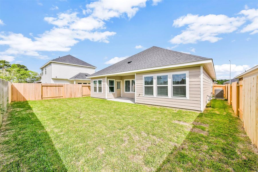 Exterior details and patio area of a home in King Oaks Village, Baytown (Image 17).