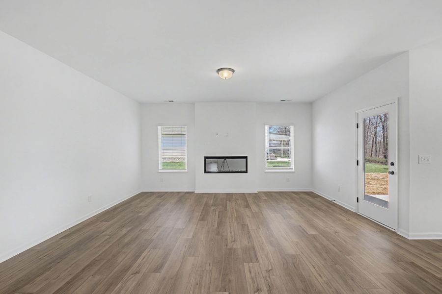Spacious, unfurnished interior of a new home in The Oaks, Clarksville (Image 15).