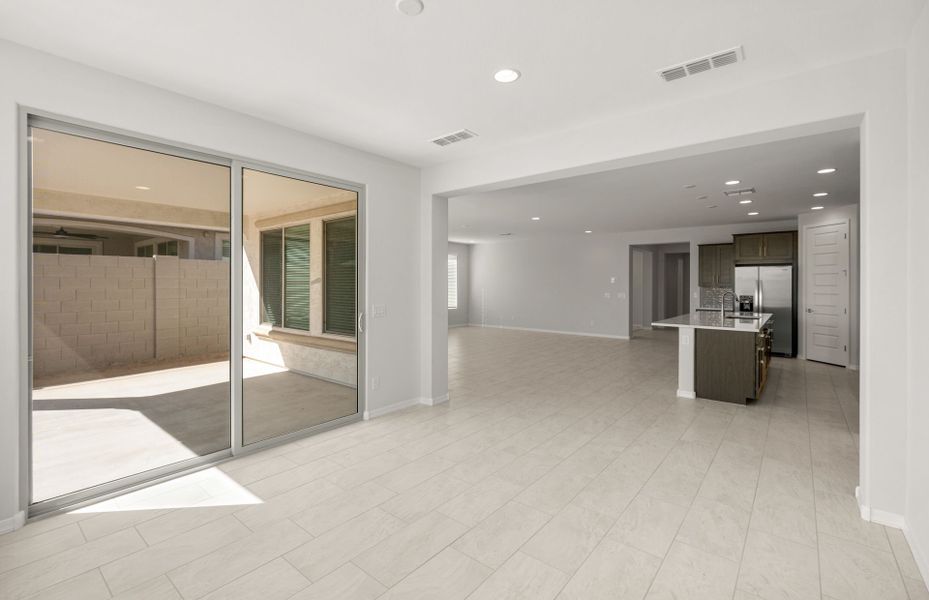 Spacious, unfurnished interior of a new home in Allen Ranches, Litchfield Park (Image 21).