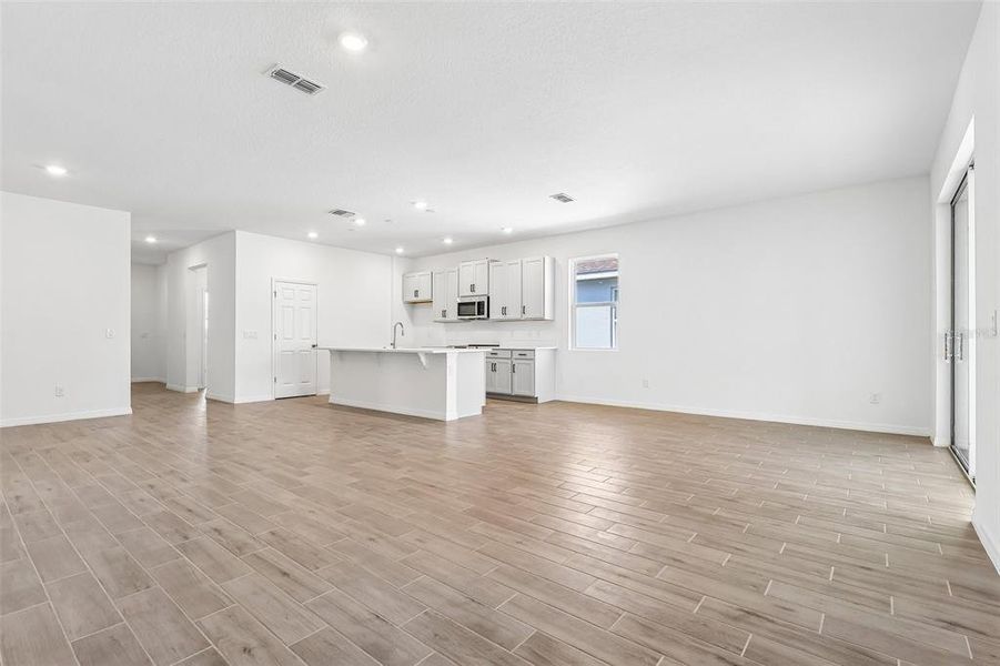 Spacious, unfurnished interior of a new home in Brack Ranch, St. Cloud (Image 15).