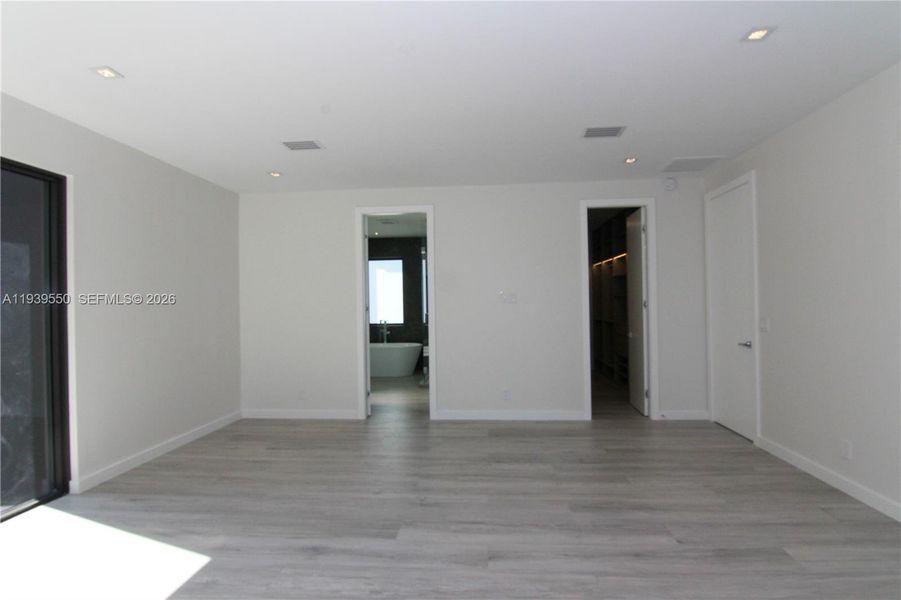 Spacious, unfurnished interior of a new home in , Miami (Image 22).