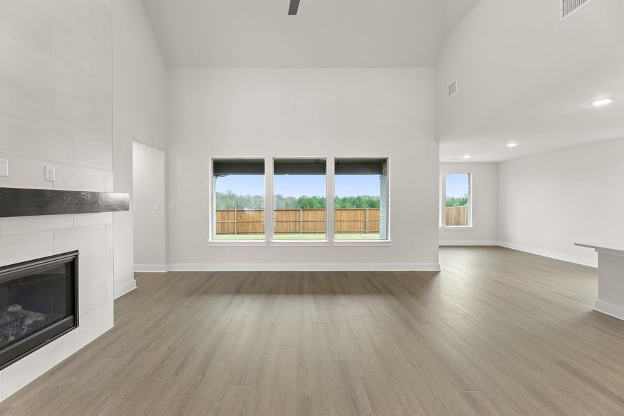 Representative unfurnished interior of a home built from the Davis by Tri Pointe Homes in Somerset Park, Rockwall (Image 10).