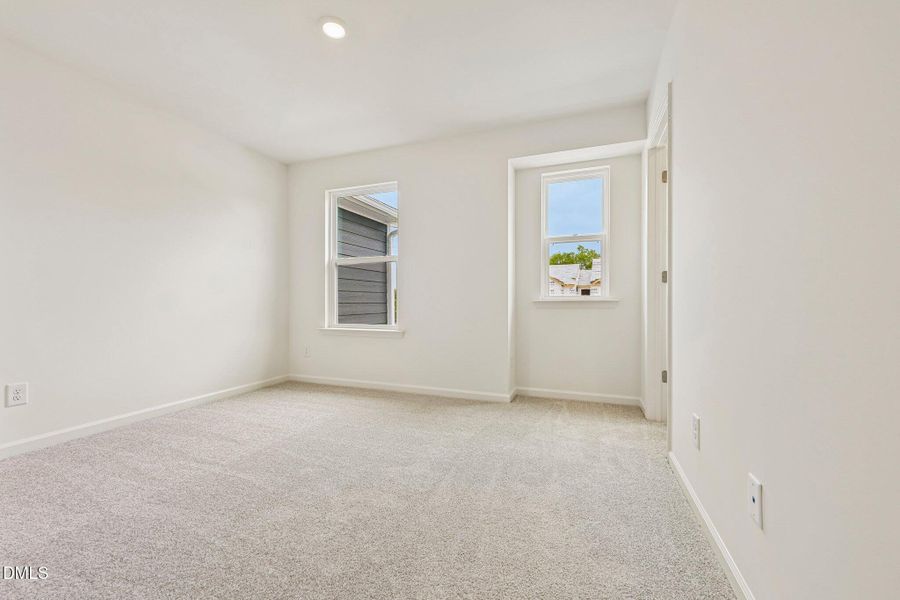16-web-or-mls-Glen Lyon Dr-S2706-016