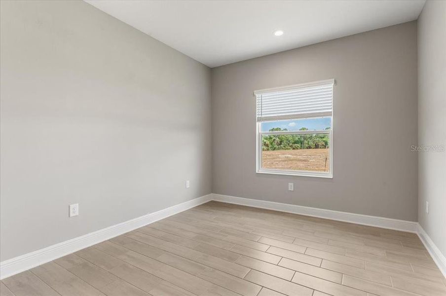 Spacious, unfurnished interior of a new home in , Sarasota (Image 27).