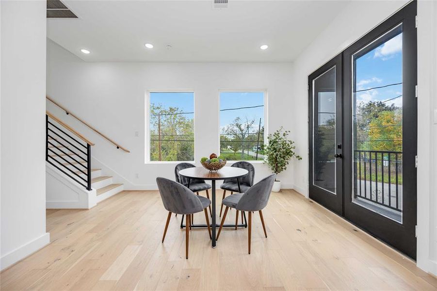 Spacious and bright dining area with balcony