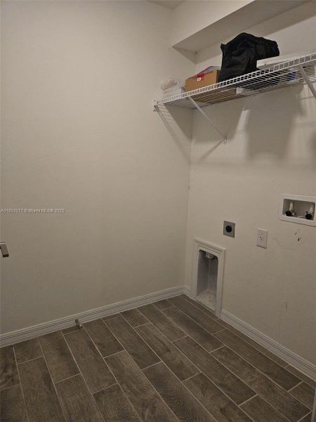 Spacious, unfurnished interior of a new home in , Cape Coral (Image 11).