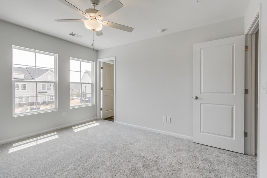 Spacious, unfurnished interior of a new home in Astoria, Columbia (Image 25).