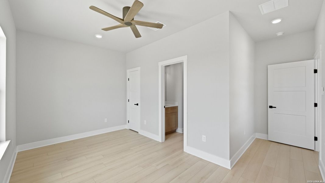 Spacious, unfurnished interior of a new home in , Canyon Lake (Image 35).