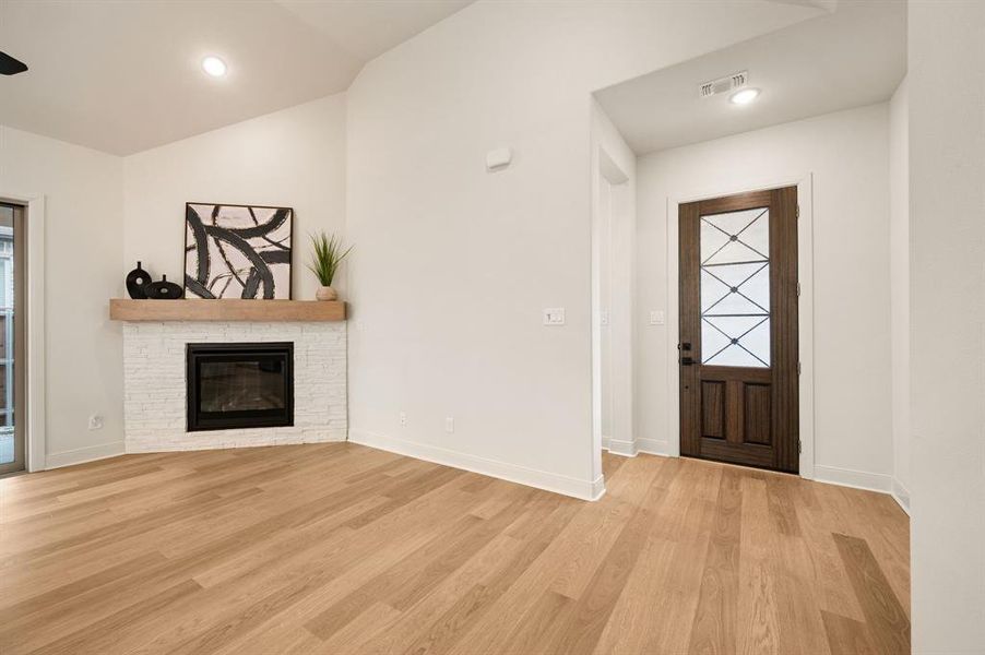Spacious, unfurnished interior of a new home in Elements at Viridian - Garden Series, Arlington (Image 19).