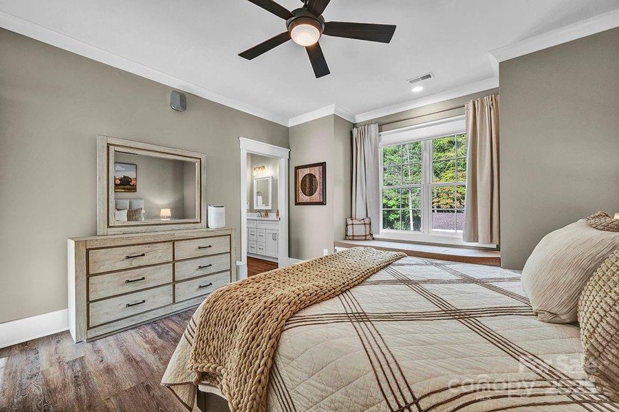 2nd floor guest room w/shared bathroom.