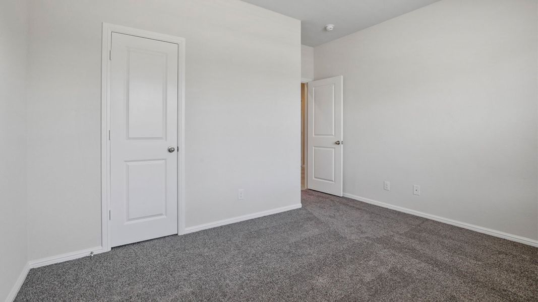 Representative unfurnished interior of a home built from the Ozark by D.R. Horton in Saratoga, Granbury (Image 27).