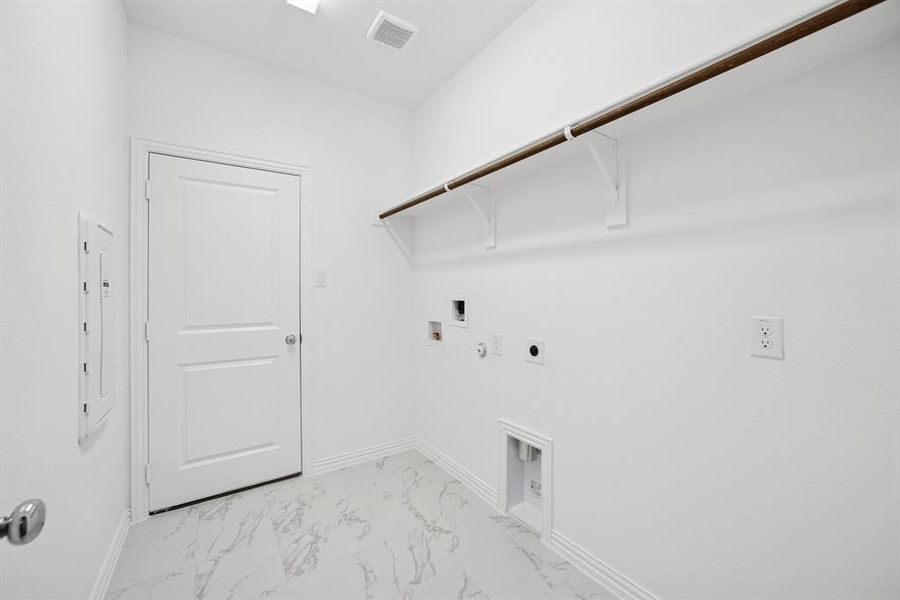 Spacious, unfurnished interior of a new home in Tarrytown, Crowley (Image 21).