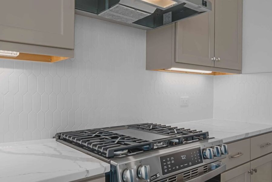 Representative interior finishes for a home built from the St Andrews by Chesmar Homes in Riceland Alley Loads, Mont Belvieu (Image 20).
