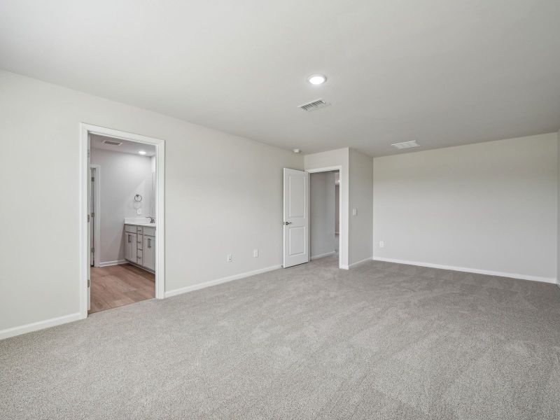 Spacious, unfurnished interior of a new home in River Glen, Angier (Image 20).