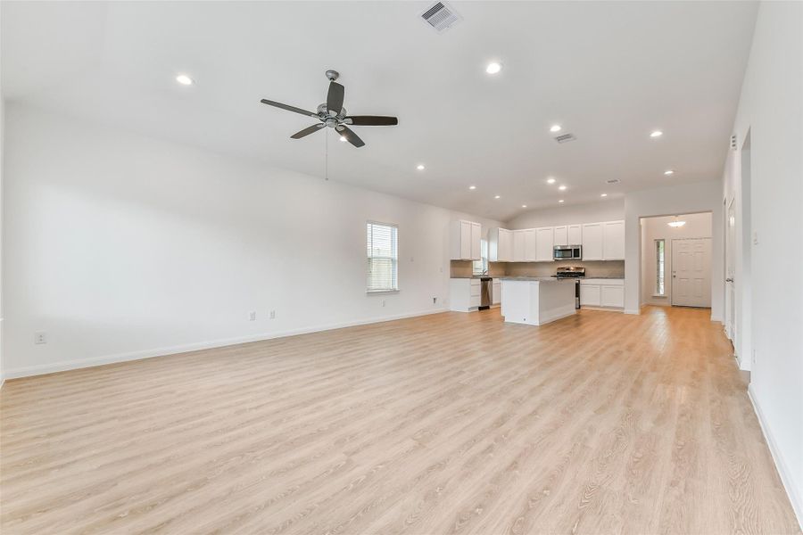Spacious, unfurnished interior of a new home in King Oaks Village, Baytown (Image 23).