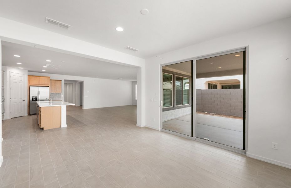 Spacious, unfurnished interior of a new home in Allen Ranches, Litchfield Park (Image 26).