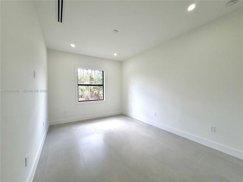 Spacious, unfurnished interior of a new home in , Naples (Image 36).