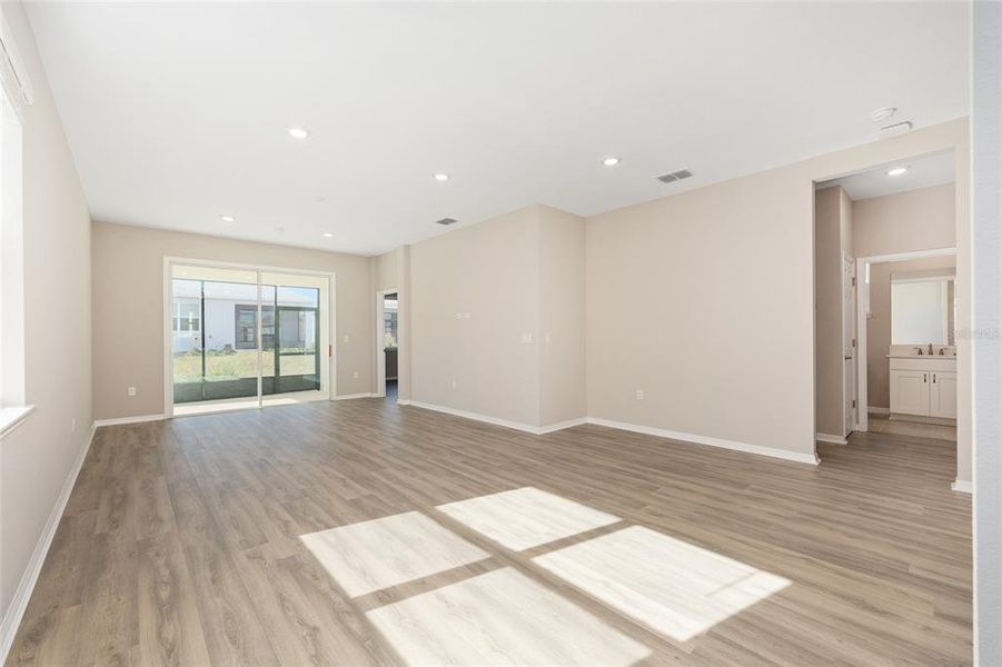 Spacious, unfurnished interior of a new home in , Ocala (Image 25).
