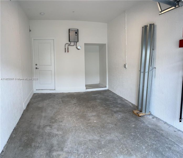 Spacious, unfurnished interior of a new home in , Pembroke Pines (Image 17).