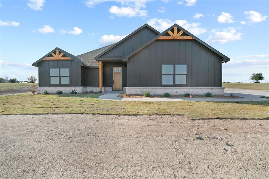 View of front facade featuring a front lawn