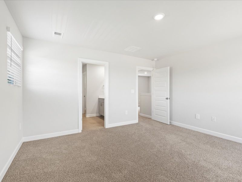 Spacious, unfurnished interior of a new home in Village at White Pine, Pendleton (Image 13).