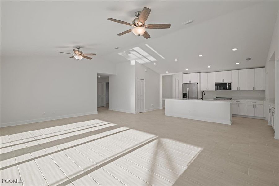 Spacious, unfurnished interior of a new home in Cape Coral, Cape Coral (Image 17).